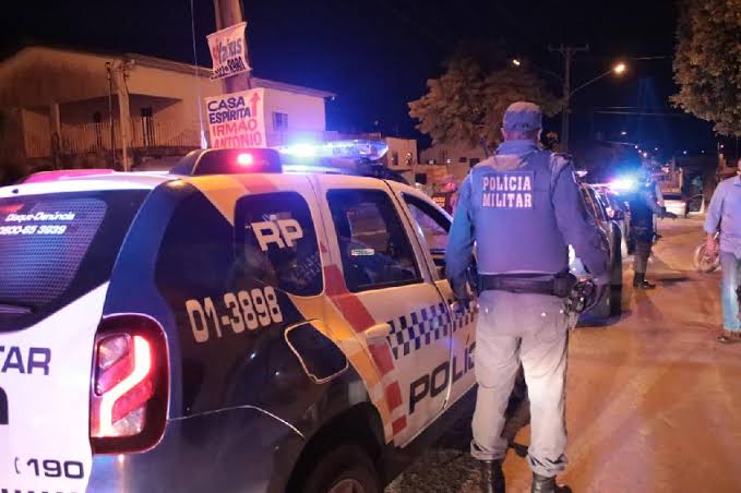 Criminosos invadem quitinete e matam dois homens e uma mulher