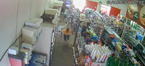 Criminosos perseguem e atiram em rapaz dentro de supermercado; veja o vídeo