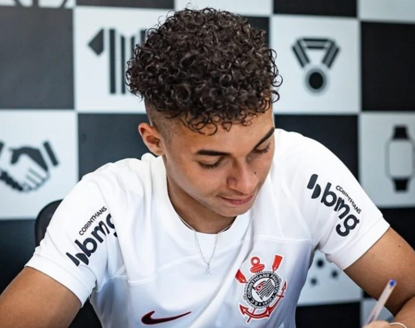 Cuiabano de 16 anos assina contrato profissional com o Corinthians com multa milionária