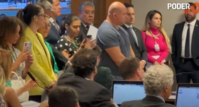 De camiseta,  Deputado Abílio Júnior  é "repreendido" durante abertura da CPMI