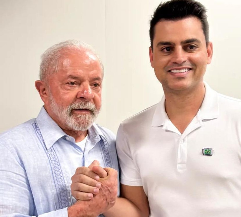 Deputado do PL é chamado de "vira casaca"  após foto com Lula