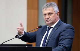 Deputado estadual Dilmar Dal Bosco defende permanência de Eduardo Botelho no União Brasil e alerta para desgaste de filiação ao PSD, partido ligado à esquerda .