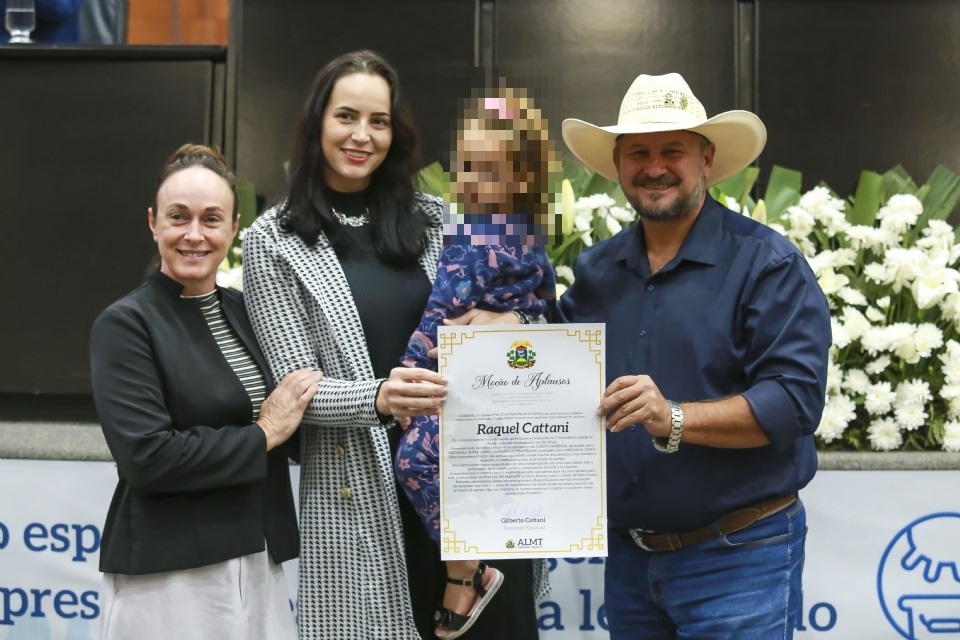 Deputado Gilberto Cattani e esposa prestam depoimento após morte de filha com 34 facadas