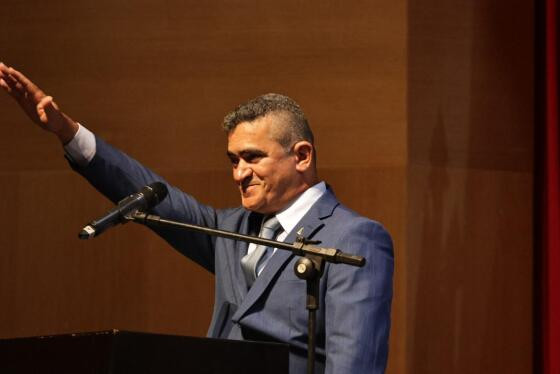 Deputado reeleito faz gesto nazista durante posse de deputados na ALMT