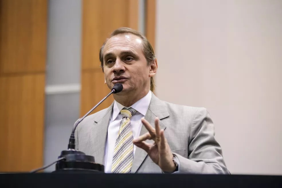 Deputado se irrita e foge da imprensa; vídeo