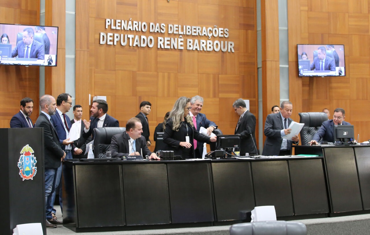 Deputados aprovam reajuste do próprio salário