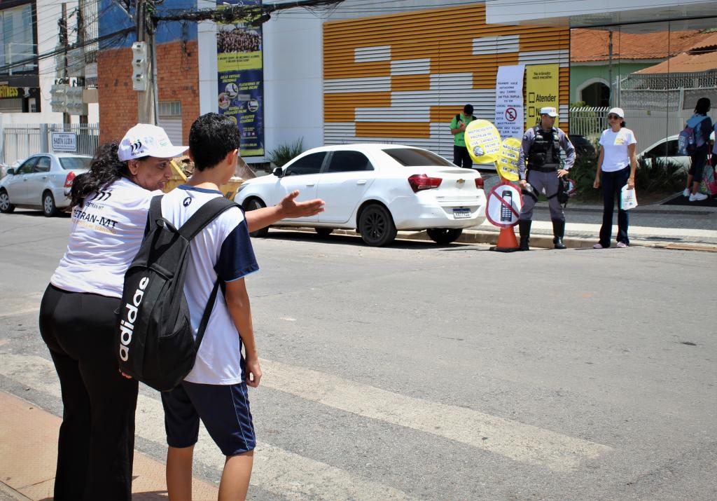 Detran-MT realiza campanha com pais e alunos para segurança no trânsito