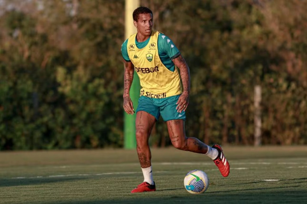 Deyverson volta a treinar com elenco e fica à disposição do técnico Petit