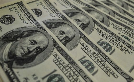 Dólar registra queda e vai abaixo de R$ 5 após inflação nos EUA