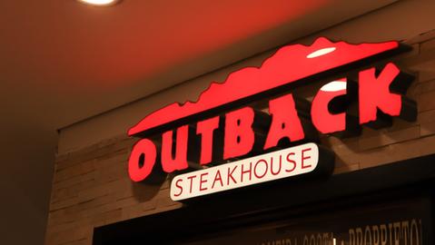 Dona do Outback avalia deixar o Brasil; entenda o que pode acontecer com os restaurantes no País