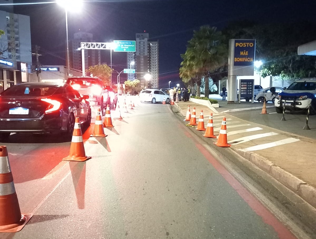 Doze motoristas são presos embriagados na Avenida Miguel Sutil