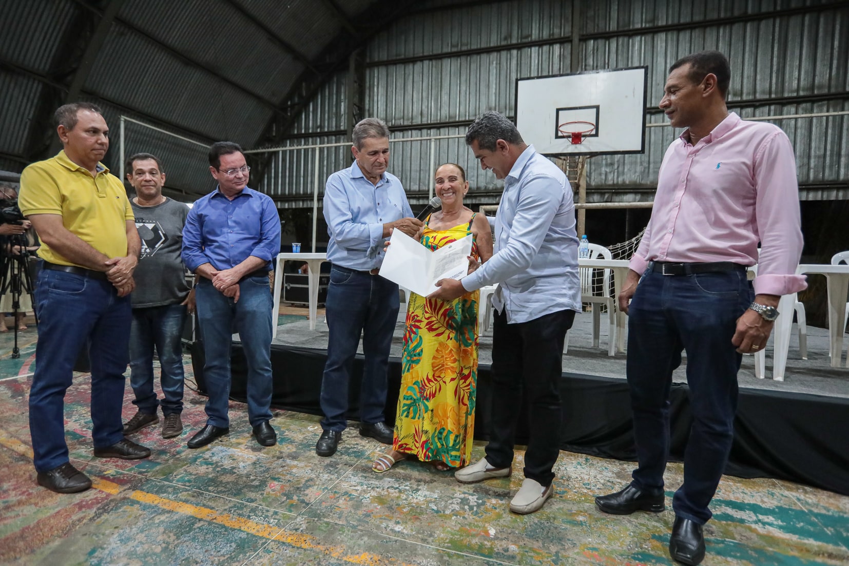 "É um sonho realizado e que nos traz muito mais segurança", afirma moradora ao receber escritura do Governo de MT