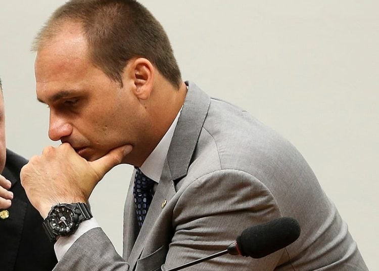 Eduardo Bolsonaro (PL) afirma que pode abrir mão do mandato; PT protocola pedido de cassação