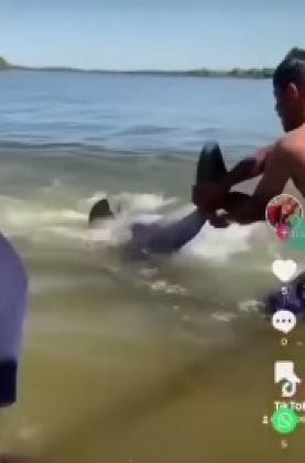 Em MT, rapaz agarra boto-cor-de-rosa pela cauda e é autuado por maus-tratos