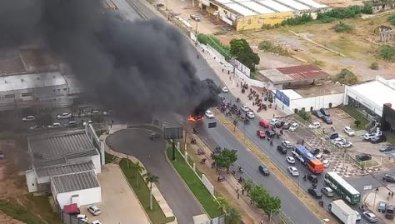 Entregadores fecham avenida  e pedem prisão de motorista que matou colega de trabalho