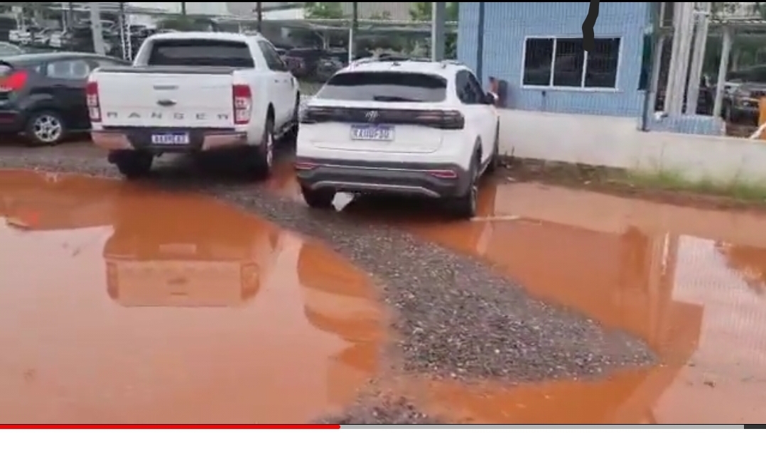 Estacionamento de banco vira “rio” em dia de chuva no Paiaguás