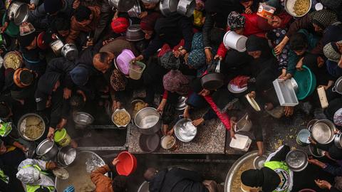 EUA lançam ajuda aérea na Faixa de Gaza para afastar ameaça da fome