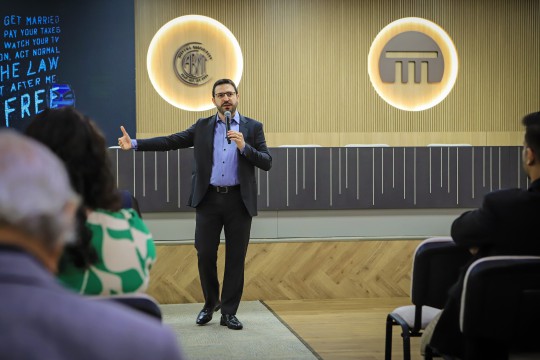 Ex-oficial da ABIN destaca segurança e marco regulatório para cidades inteligentes em MBA do TCE-MT