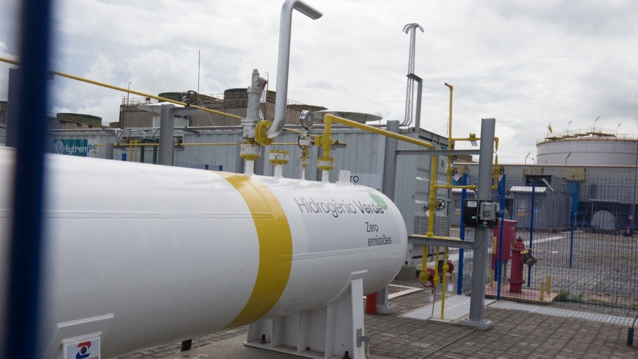 Executivo da empresa australiana, que prevê investimentos bilionários em energia no Ceará, afirma que Brasil precisa de ação concreta para "não perder o bonde" do hidrogênio