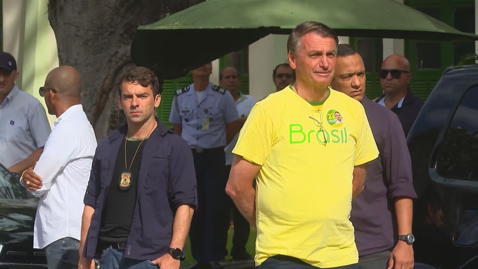 'Expectativa de vitória', diz Bolsonaro ao votar na Vila Militar, Zona Oeste do Rio