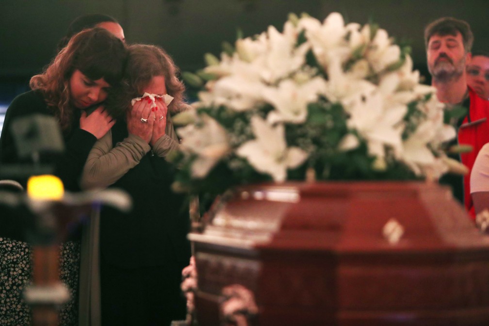 Familiares, famosos e fãs se despedem da artista Rita Lee