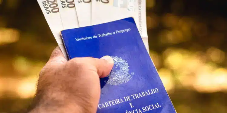 Fim da idade mínima: trabalhadores com carteira assinada comemoram novas regras do INSS em 2024