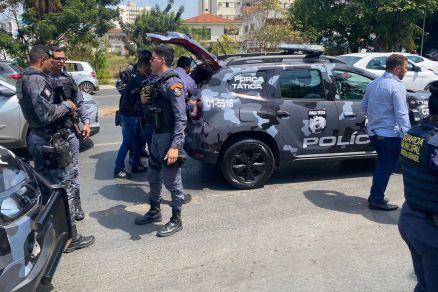 Força Tática da PM persegue, atira e prende bandidos que furtaram carro; Assista