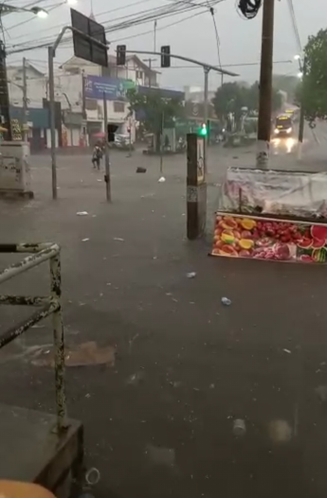 Forte chuva  alega ruas e avenidas de Cuiabá  nesta sexta-feira
