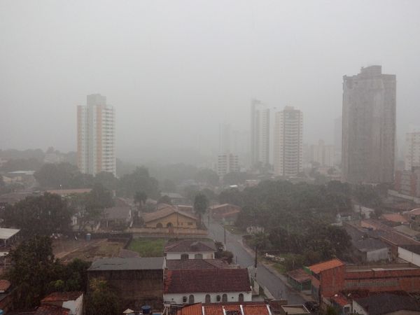 Frente fria chega trazendo chuva e derrubando temperatura em Cuiabá