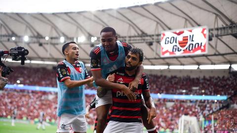 Gabigol brilha com 2 gols, Flamengo vence o Atlético-MG e fica perto do penta da Copa do Brasil