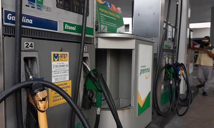Gasolina sobe pela 5ª semana seguida e fica acima de R$ 5