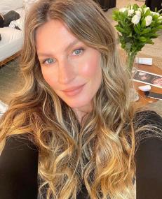 Gisele Bündchen passeia a cavalo com o instrutor