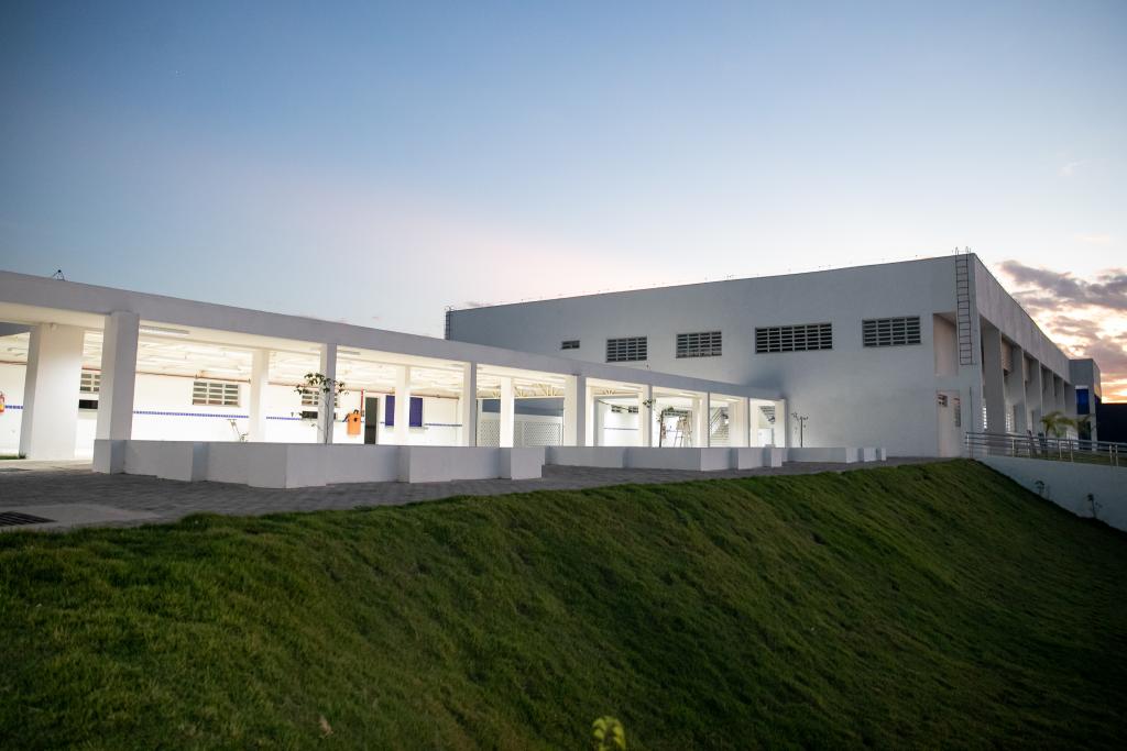 Governador inaugura Escolas Técnicas e Militares, assina ordem de serviço e entrega viaturas e armamentos