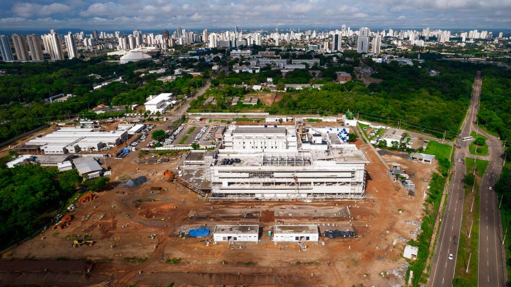Governador vistoria obras do Centro Logístico de Abastecimento e Hospital Central