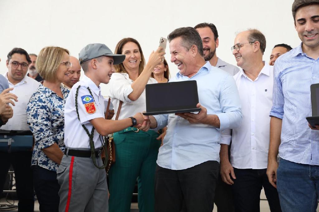 Governo de MT entrega duas escolas militares, materiais e equipamentos tecnológicos a estudantes