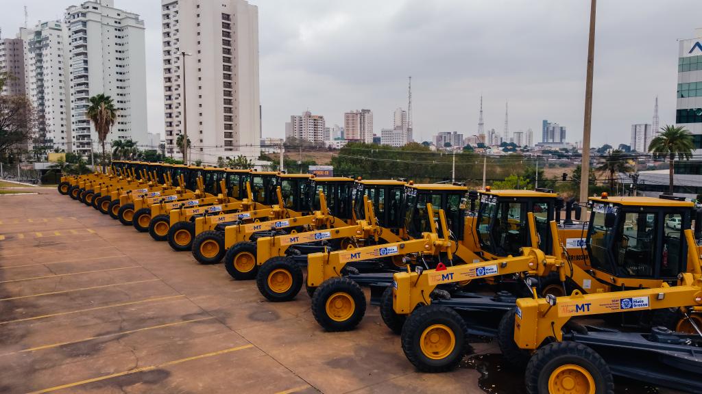 Governo de MT entrega máquinas e equipamentos para agricultura familiar e infraestrutura de 70 municípios