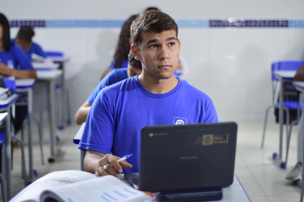 Governo de MT já disponibilizou mais de 48 mil chromebooks a estudantes