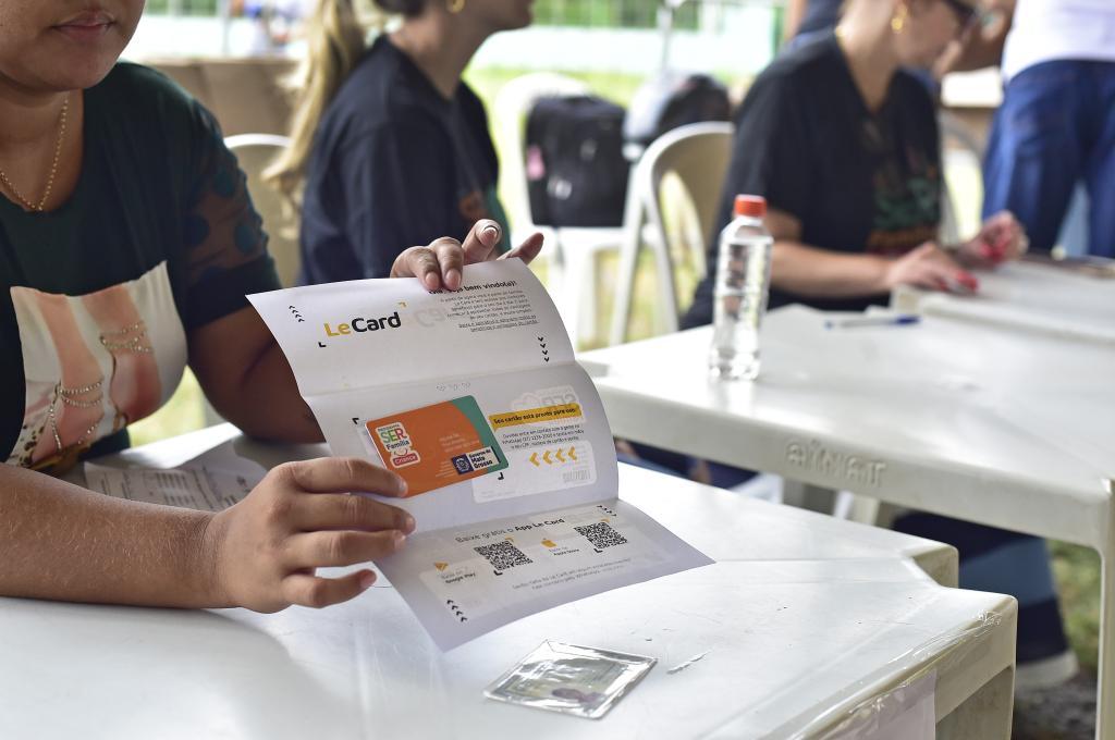 Governo do Estado realiza mutirão para entregar cartões do SER Família para beneficiários  em Cuiabá