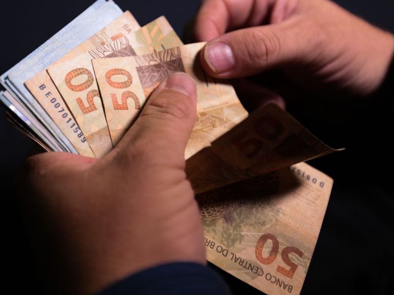 Governo mantém "orçamento secreto" e aprova novo salário mínimo