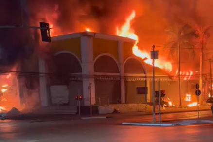 Grande Incêndio Destrói Shopping Popular em Cuiabá