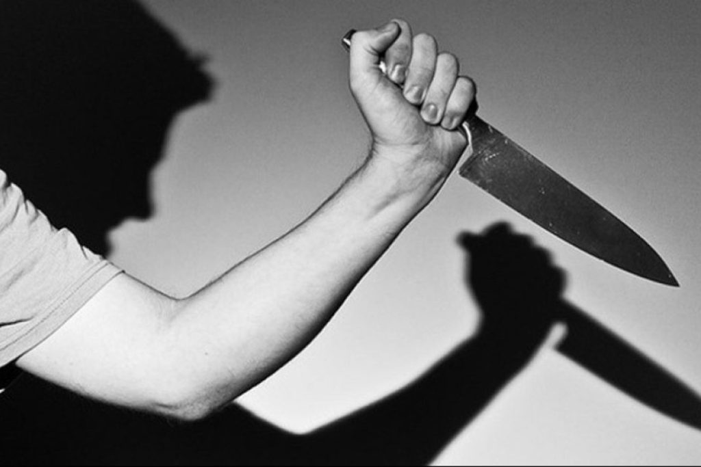 Homem é encontrado morto por diarista com duas facas cravadas no pescoço