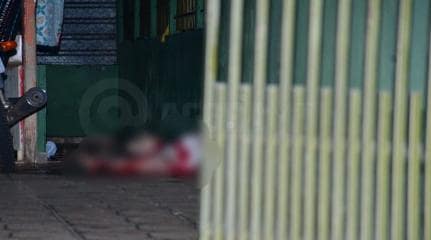 Homem mata mãe e filho a tiros após invadir casa