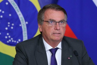 Inelegível, Bolsonaro usa tática de Lula para disputar a eleição de 2026