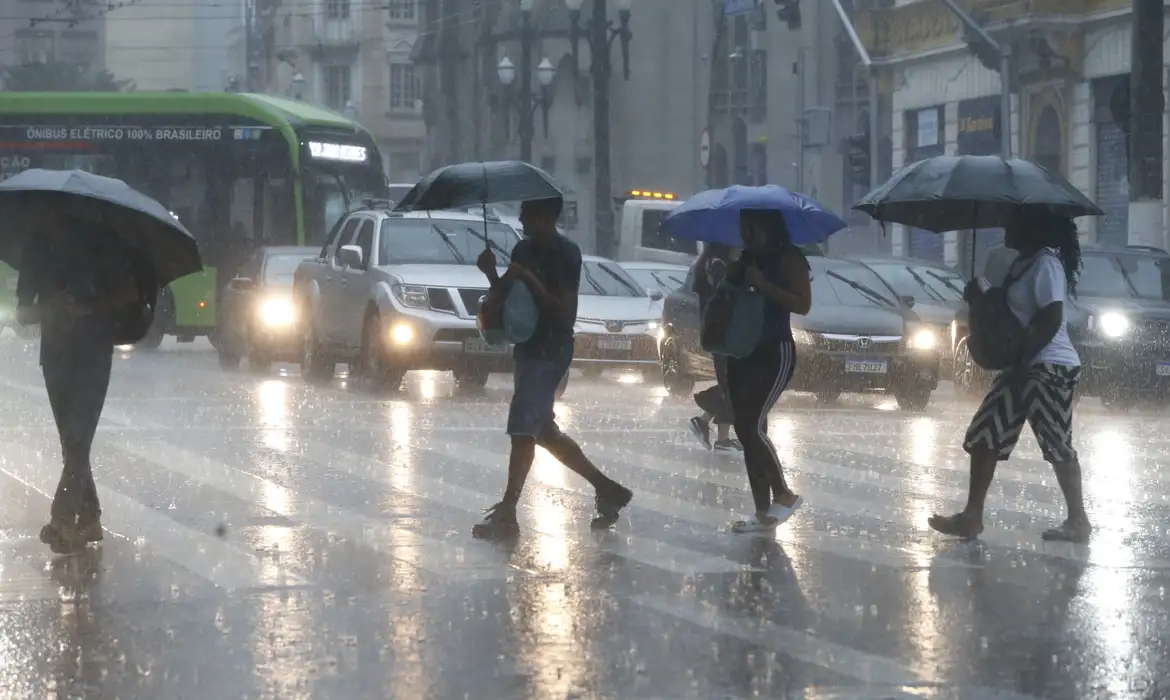 Inmet emite alerta laranja de chuvas intensas para várias regiões do Brasil