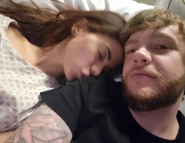 Internada, Anitta tranquiliza fãs e elogia o namorado: "Melhor enfermeiro"