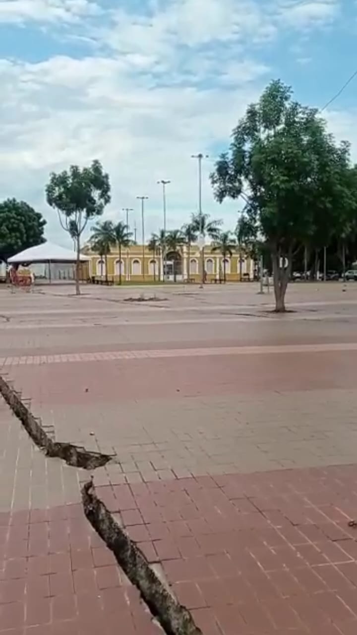 Internautas denunciam rachaduras pelo chão em praça da Orla do Porto
