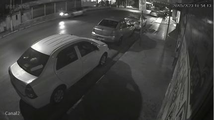 Motorista  atropela e mata  entregador que estava estacionado  em avenida de Cuiabá