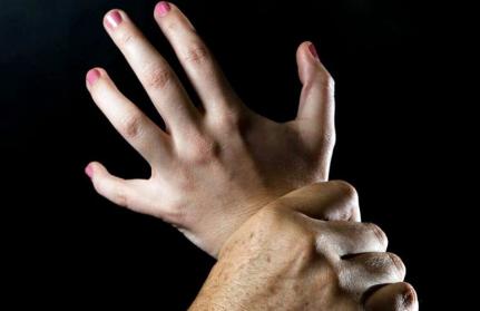 Jovem de 17 anos é estuprada enquanto dormia