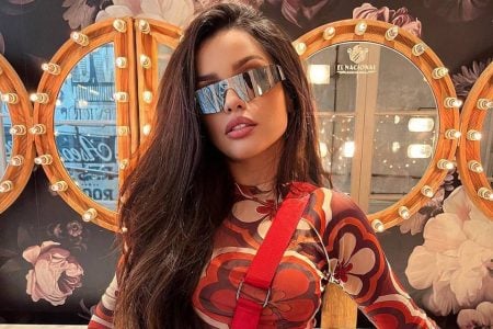 Juliette é barrada em igreja de Barcelona por usar vestido transparente