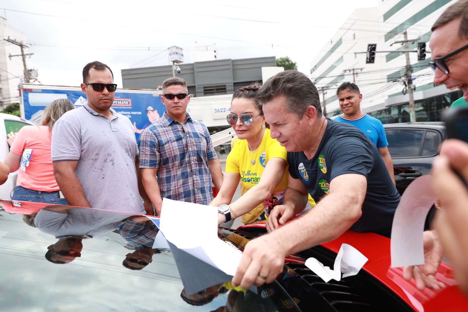 Junto com Mauro, Virginia participa de adesivaço pró-Bolsonaro neste sábado